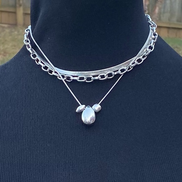 NWT GUESS SILVER TONE MULTI COLOR LAYERING NECKLACE - Picture 2 of 4